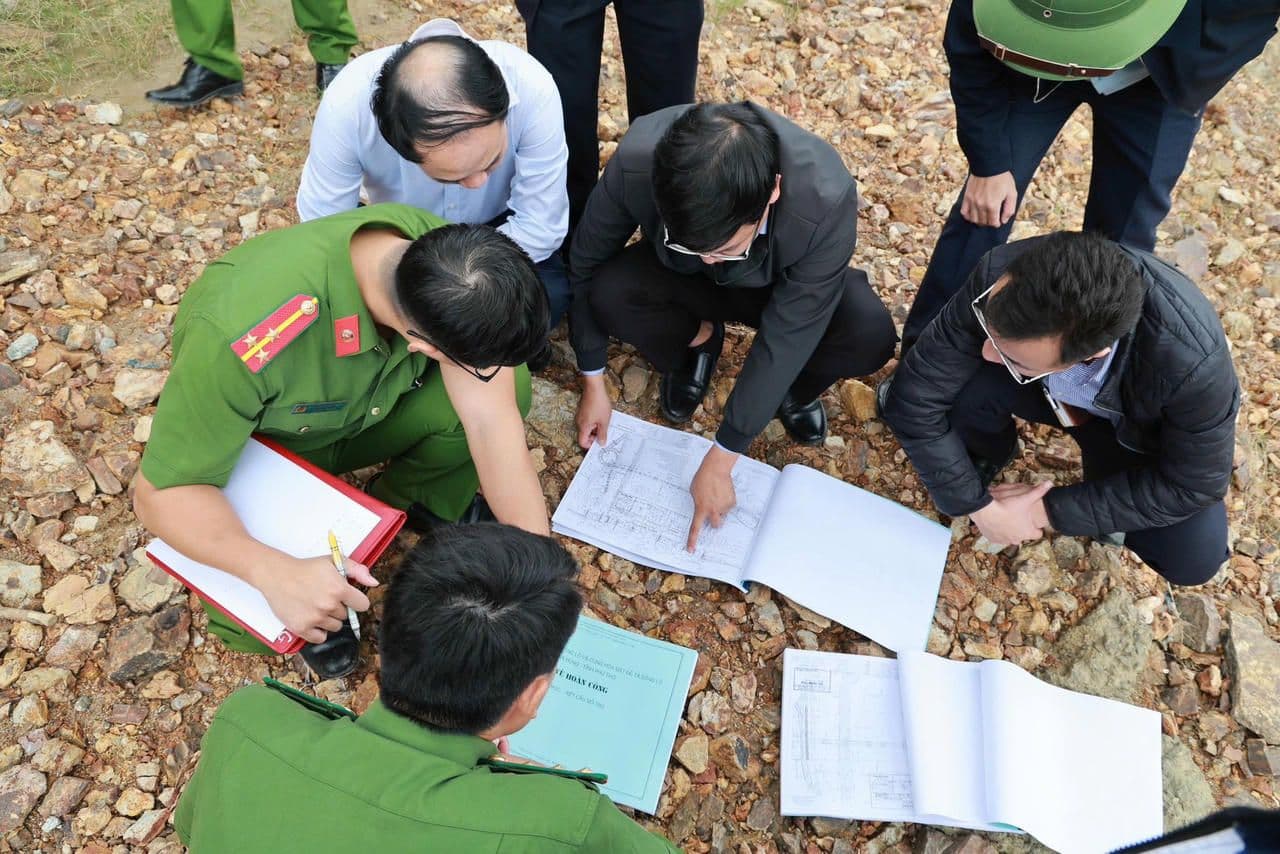 Cơ quan chức năng đang kiểm tra và đối chiếu hồ sơ kỹ thuật của cầu Sông Lô để điều tra nguyên nhân sự cố.