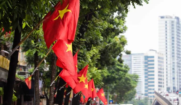 Cờ đỏ sao vàng tung bay trên đường phố, báo hiệu kỳ nghỉ Quốc khánh 2/9 sắp đến.