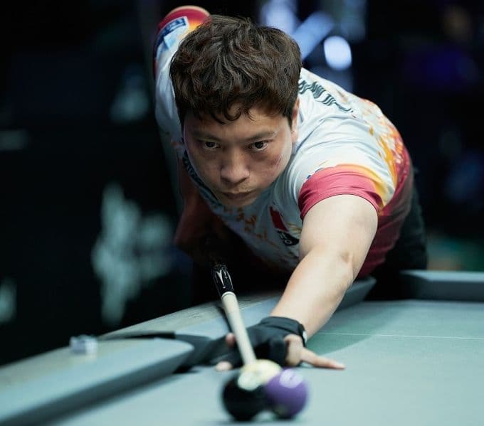 Cơ thủ Dương Quốc Hoàng tập trung thực hiện cú đánh tại Giải Vô địch Bi-a Thế giới 2025.