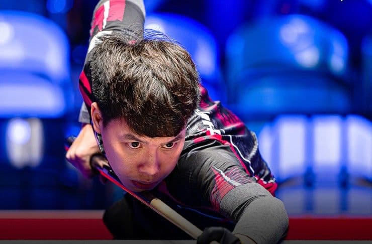 Cơ thủ Lường Đức Thiện tập trung thực hiện cú đánh, thể hiện bản lĩnh khi đánh bại huyền thoại