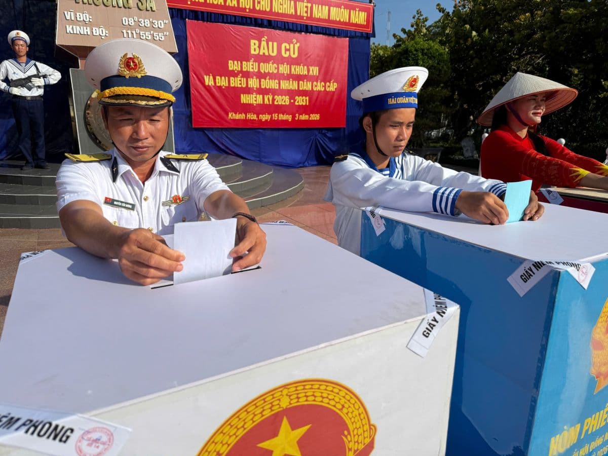 Cử tri tại đặc khu Trường Sa bỏ phiếu, thể hiện sự tham gia của công dân ở mọi miền đất nước.