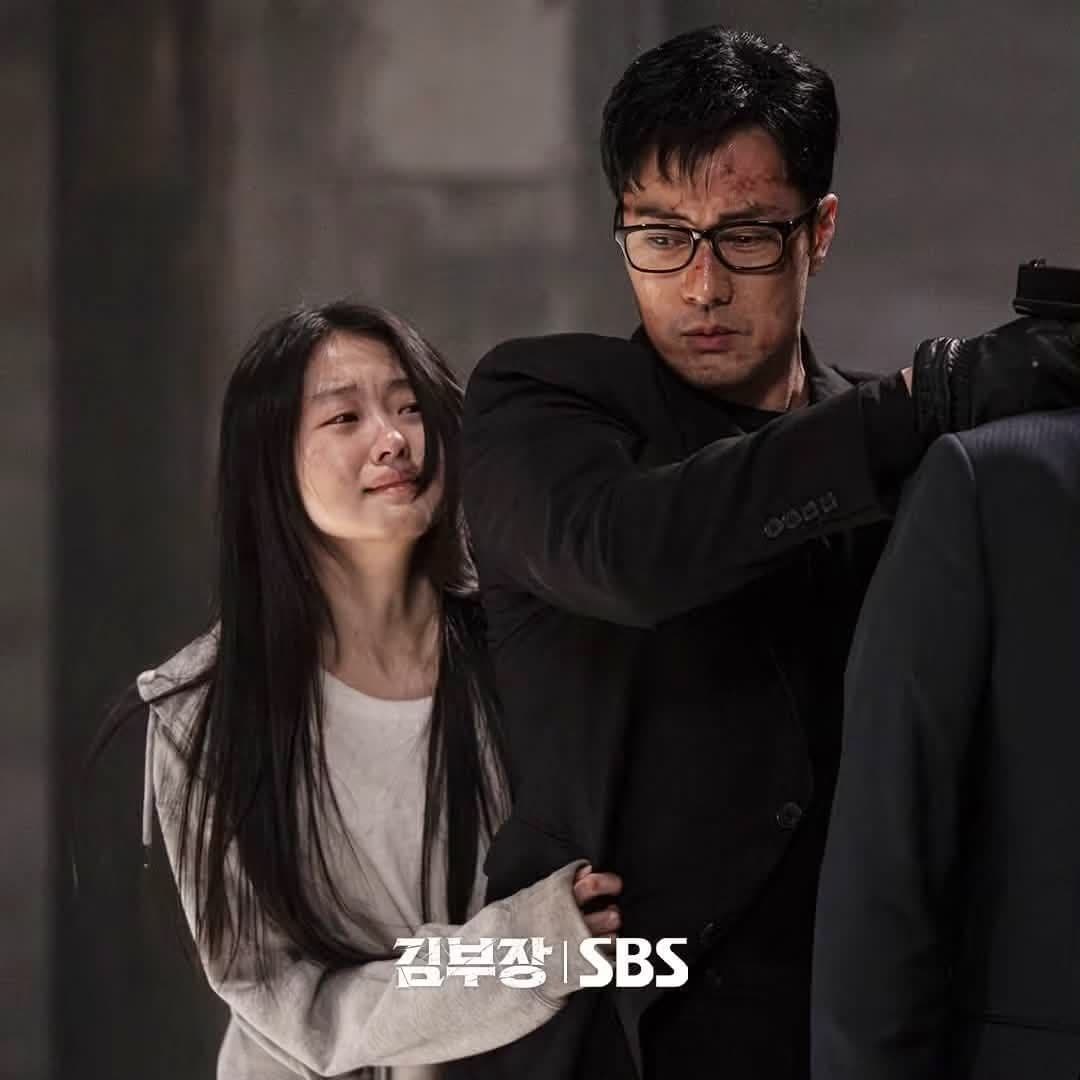 Đặc vụ Kim (So Ji Sub) bảo vệ con gái Min Ji trong phim "Đặc Vụ Kim Tái Khởi Động"
