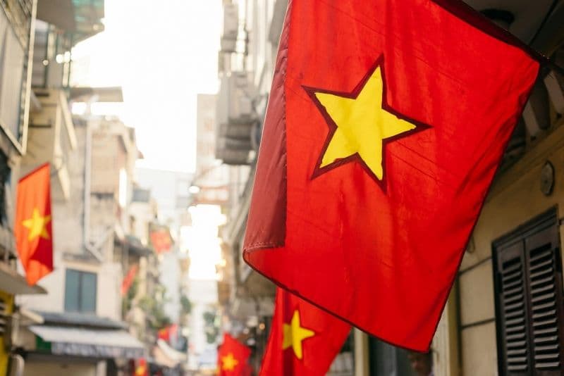 Cờ Việt Nam tung bay trên đường phố Hà Nội, biểu tượng của ngày Quốc khánh 2/9