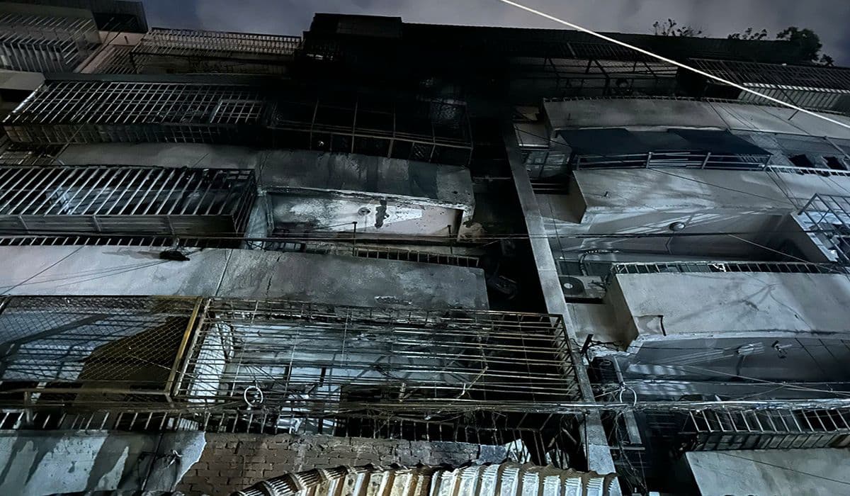 Cư xá Độc Lập bị cháy đen vào ban đêm, thể hiện hậu quả nghiêm trọng của vụ hỏa hoạn