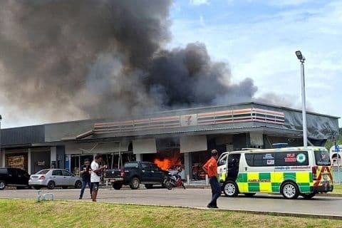 Cửa hàng bị cháy rụi tại biên giới Thái Lan - Campuchia, minh chứng cho hậu quả của xung đột.