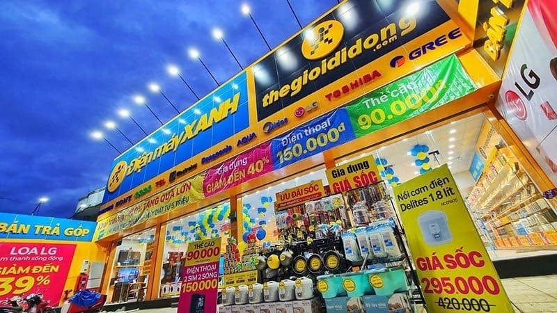 Cửa hàng Bách Hóa Xanh và Điện Máy Xanh của Thế Giới Di Động, thể hiện mô hình bán lẻ đa dạng