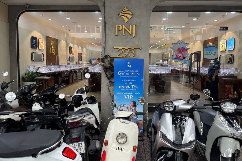 Cửa hàng PNJ với biển hiệu rõ ràng, phản ánh sự phục hồi của công ty sau vụ bê bối kim cương.