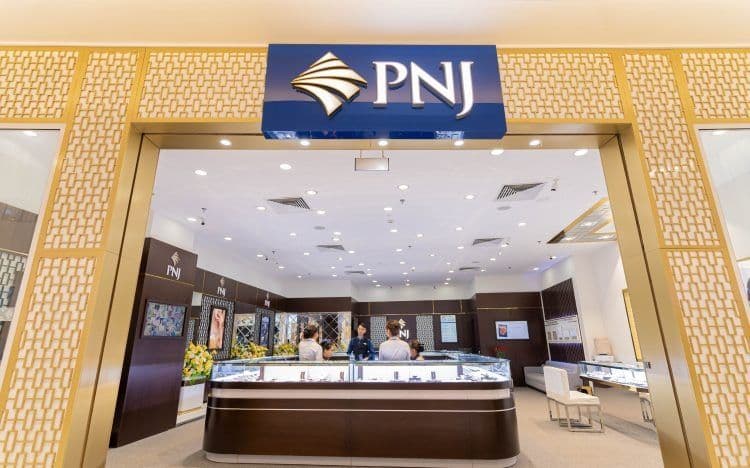 Cửa hàng PNJ với khách hàng và nhân viên, biểu tượng của thương hiệu trang sức uy tín.