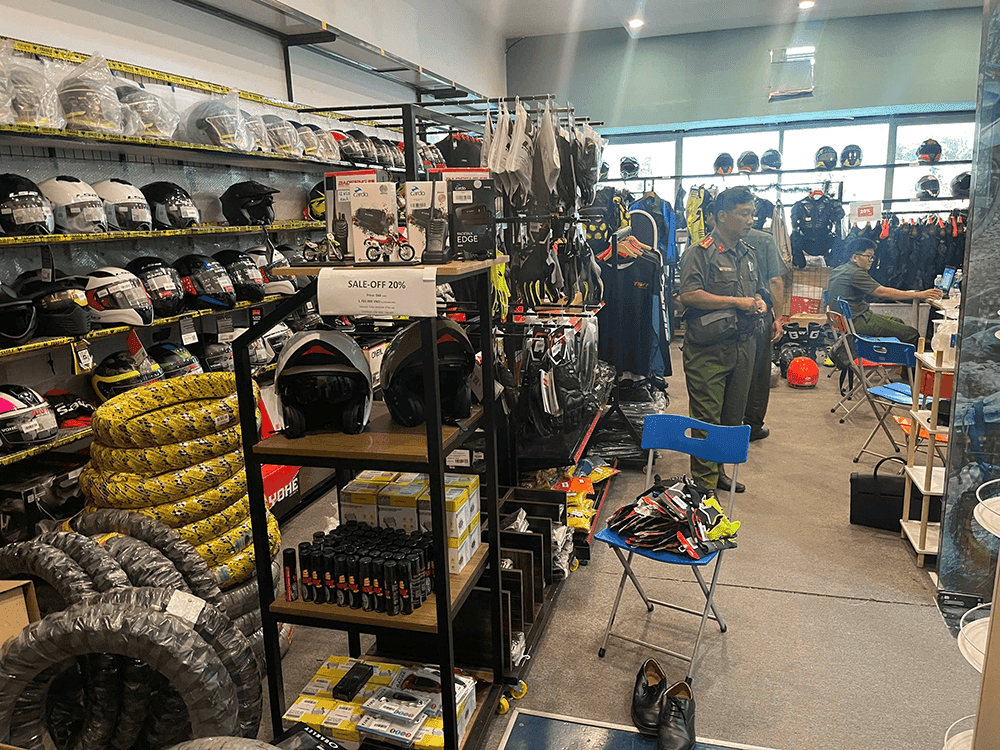 Cửa hàng Tigit Motorbikes bị công an kiểm tra, điều tra vụ án trốn thuế