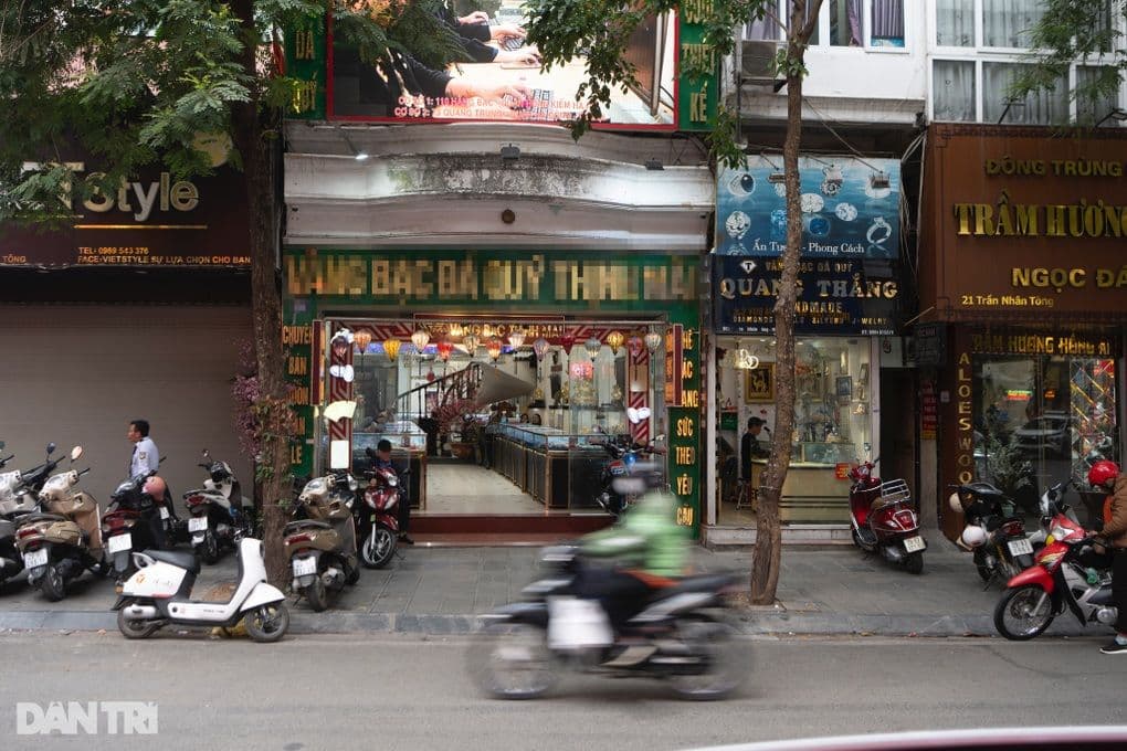 Cửa hàng vàng bạc đá quý trên phố, nơi diễn ra các giao dịch mua bán vàng.