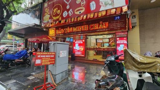 Cửa hàng vàng Bảo Tín Minh Châu, nơi diễn ra các giao dịch vàng và phản ánh tâm lý nhà đầu tư.