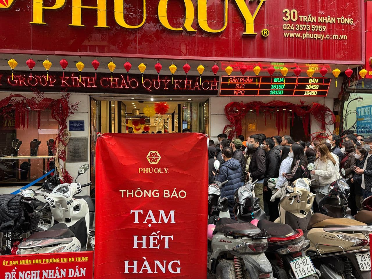 Cửa hàng vàng Phú Quý treo biển "Hết hàng" và tạm ngừng giao dịch vàng nhẫn trong bối cảnh thị trường biến động mạnh.