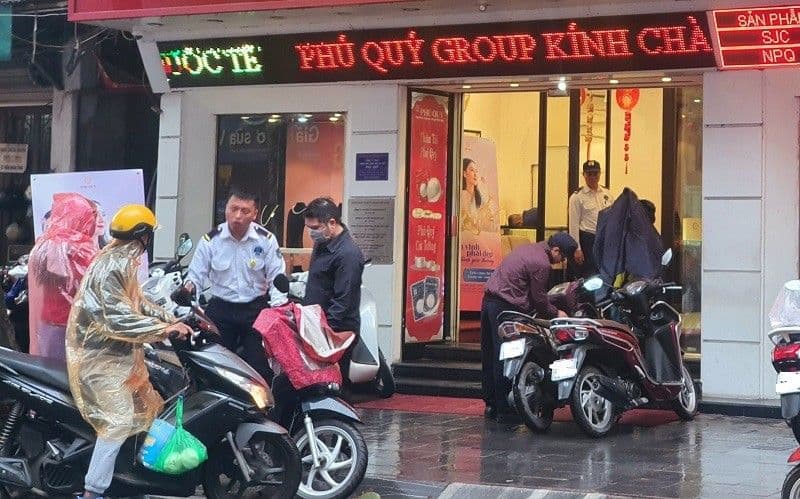 Cửa hàng vàng thông báo hết vàng miếng SJC, nhiều người dân vẫn chờ đợi.