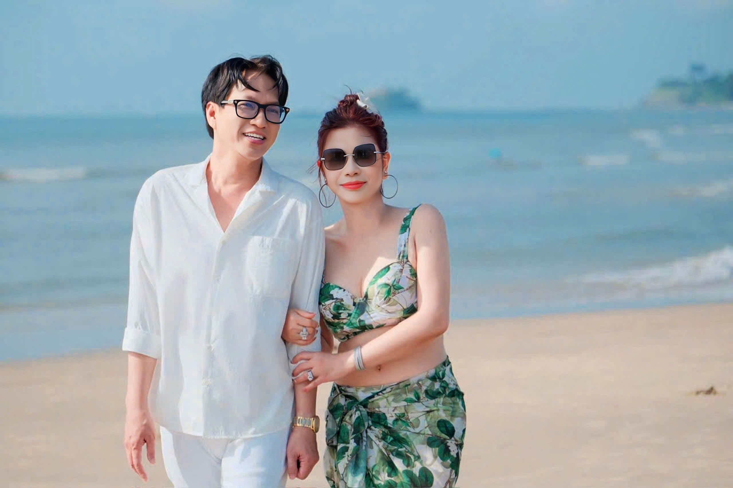 Ca nhạc sĩ Nguyễn Minh Anh và hoa hậu Diễm Giang vui vẻ đi dạo trên bãi biển, thể hiện niềm hạnh phúc từ âm nhạc