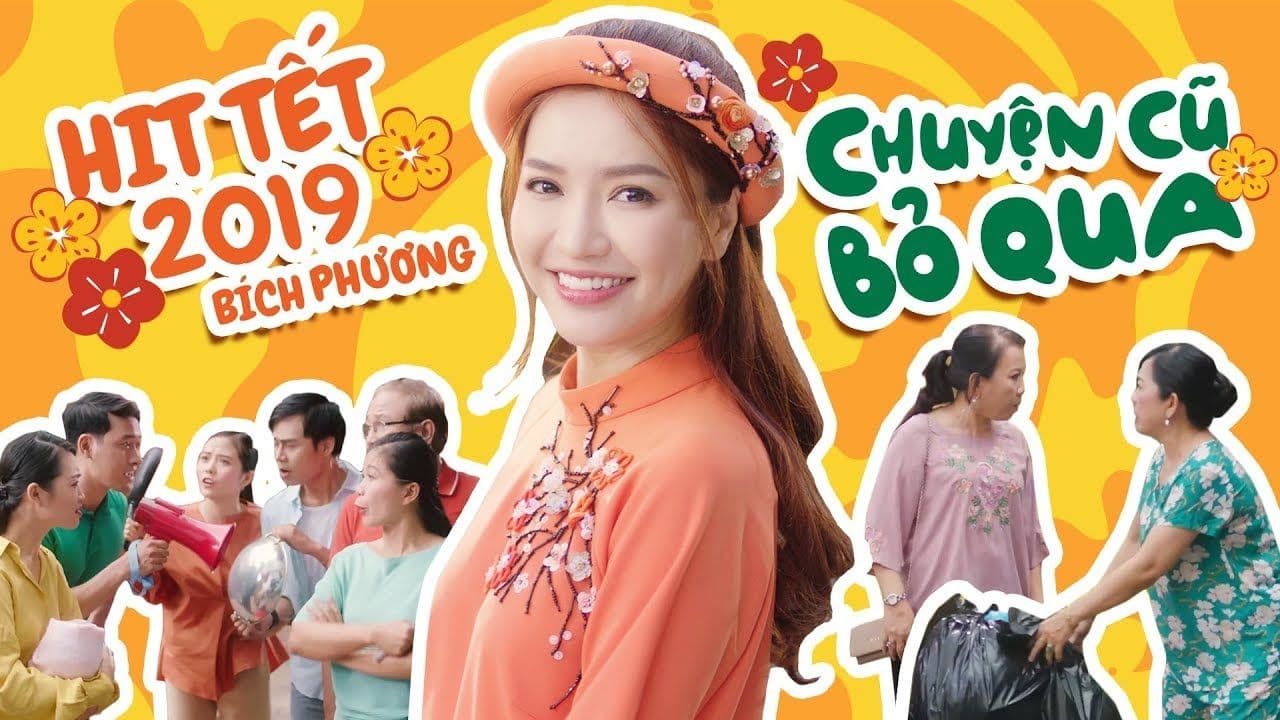 Ca sĩ Bích Phương trong trang phục áo dài truyền thống, mỉm cười rạng rỡ giữa không khí Tết vui tươi, tượng trưng cho giai điệu xuân đánh thức các giác quan.
