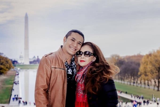 Ca sĩ Bích Phương và con trai Kasim Hoàng Vũ tươi cười bên nhau trước Đài tưởng niệm Washington, biểu tượng của tình mẫu tử bền chặt.