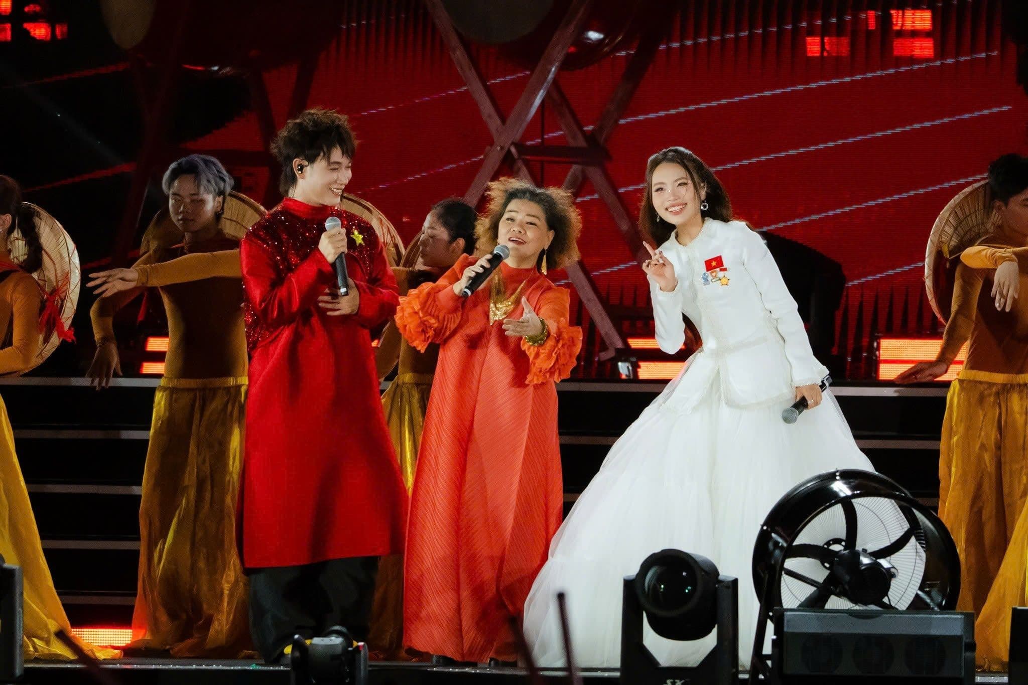 Ca sĩ Hòa Minzy và Tùng Dương biểu diễn trên sân khấu, tượng trưng cho làn sóng âm nhạc yêu nước thành công.