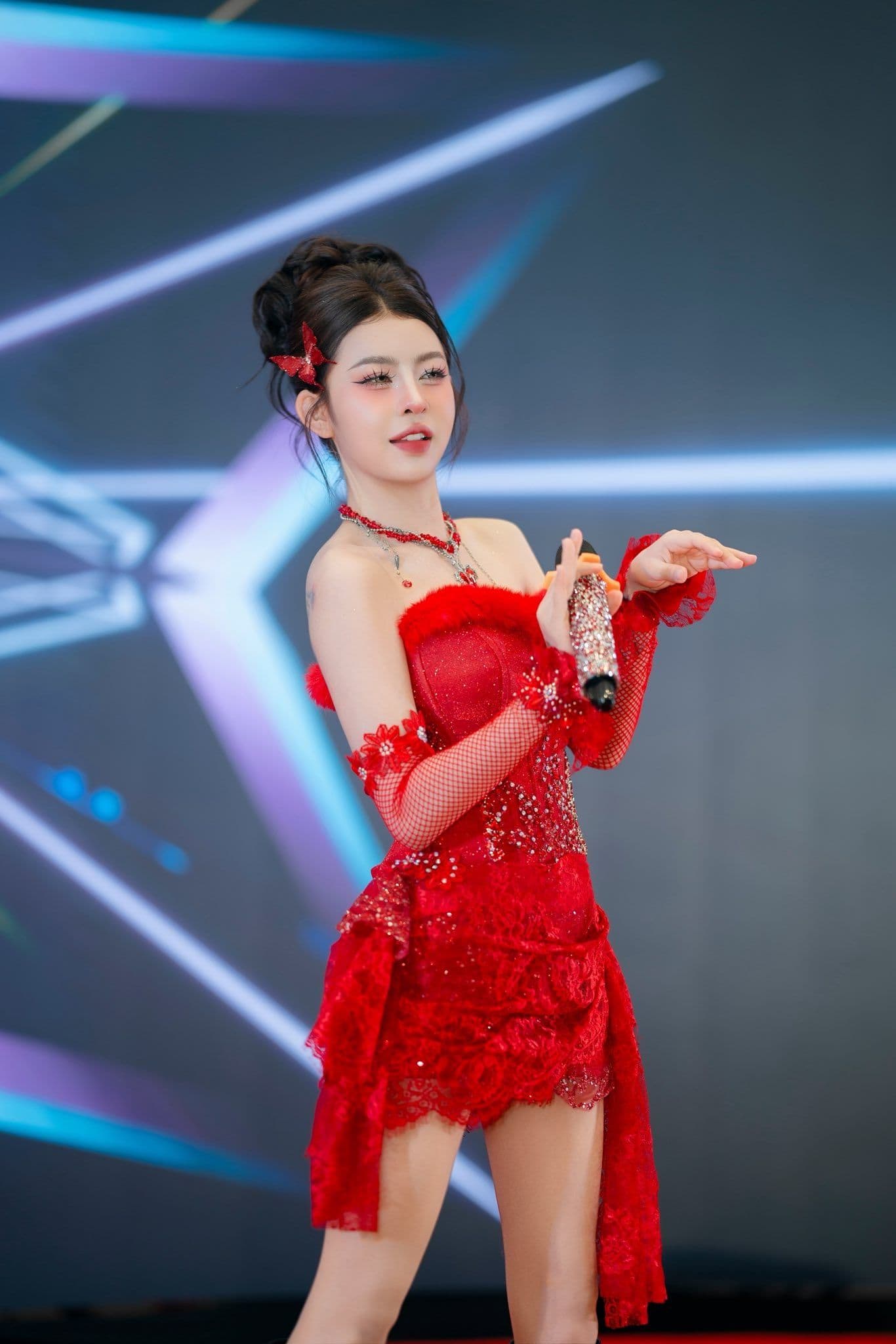 Ca sĩ Hana Cẩm Tiên biểu diễn trong trang phục đỏ, thể hiện sự đa dạng của các nghệ sĩ trong mùa nhạc Tết mới.