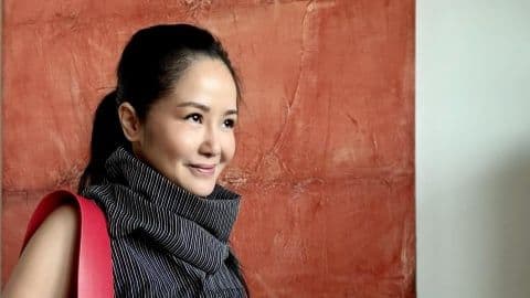 Ca sĩ Hồng Nhung với nụ cười nhẹ nhàng, ánh mắt suy tư, tượng trưng cho sự thức tỉnh và tìm lại bản ngã sau nỗi đau.