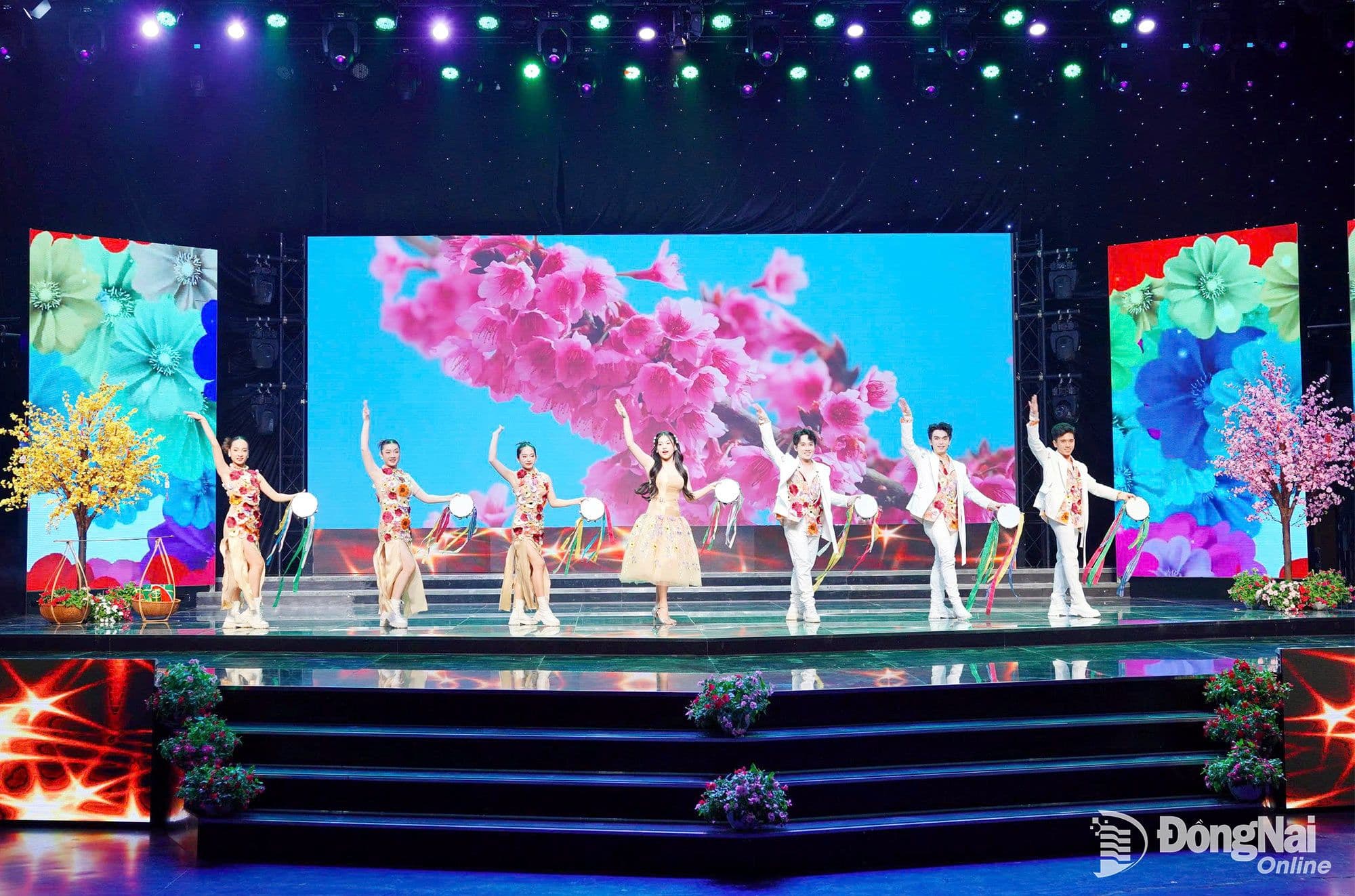 Ca sĩ Ái Khanh cùng vũ đoàn biểu diễn ca khúc "Xuân hạnh phúc" trên sân khấu hiện đại, thể hiện sự đổi mới của nhạc Xuân trong Tết đương đại.