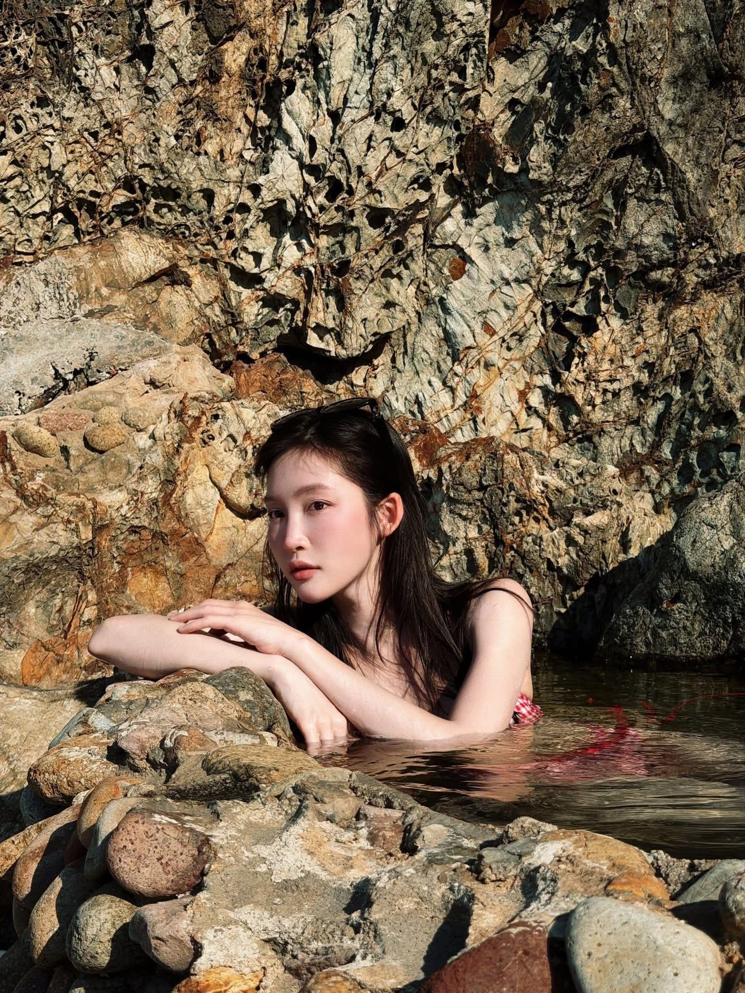 Ca sĩ Juky San chụp ảnh bikini tại Giếng Tiên Quy Nhơn, gây tranh cãi về sự tôn trọng di sản