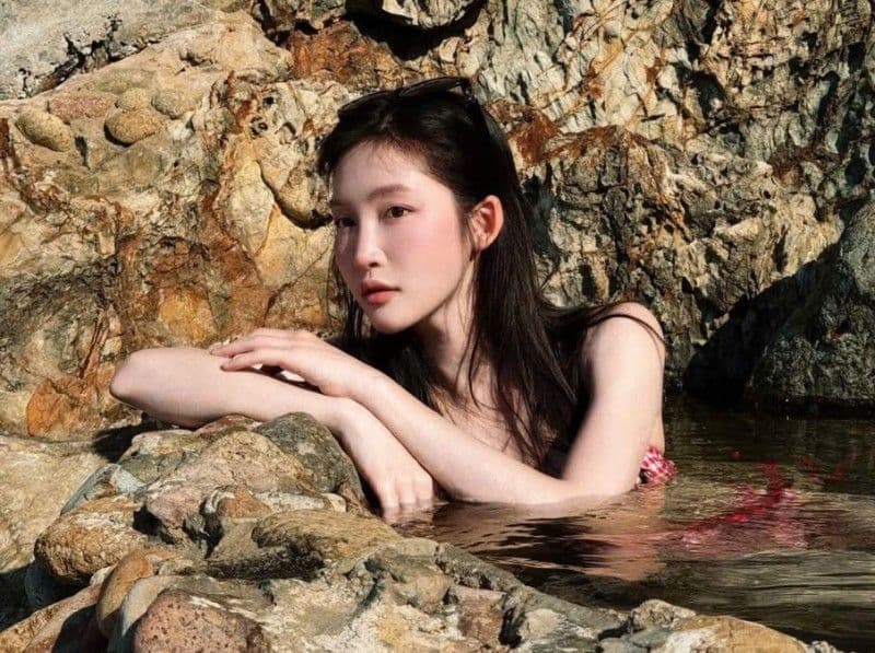 Ca sĩ Juky San tắm tại Giếng Tiên, gây tranh cãi về di sản văn hóa