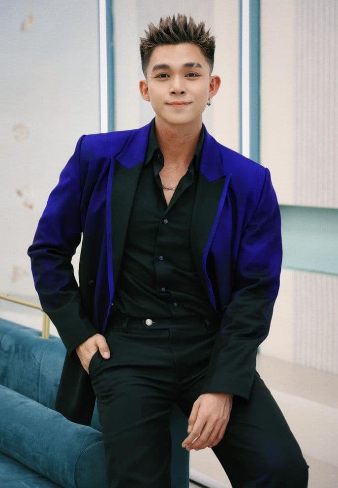 Ca sĩ Jun Phạm, đại diện cho trách nhiệm của nghệ sĩ trong việc định hình lại sáng tạo và đáp ứng kỳ vọng cộng đồng.