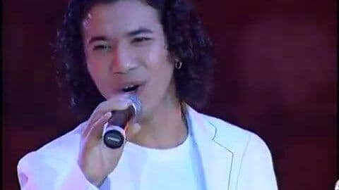 Ca sĩ Kasim Hoàng Vũ biểu diễn trên sân khấu với phong thái tự tin