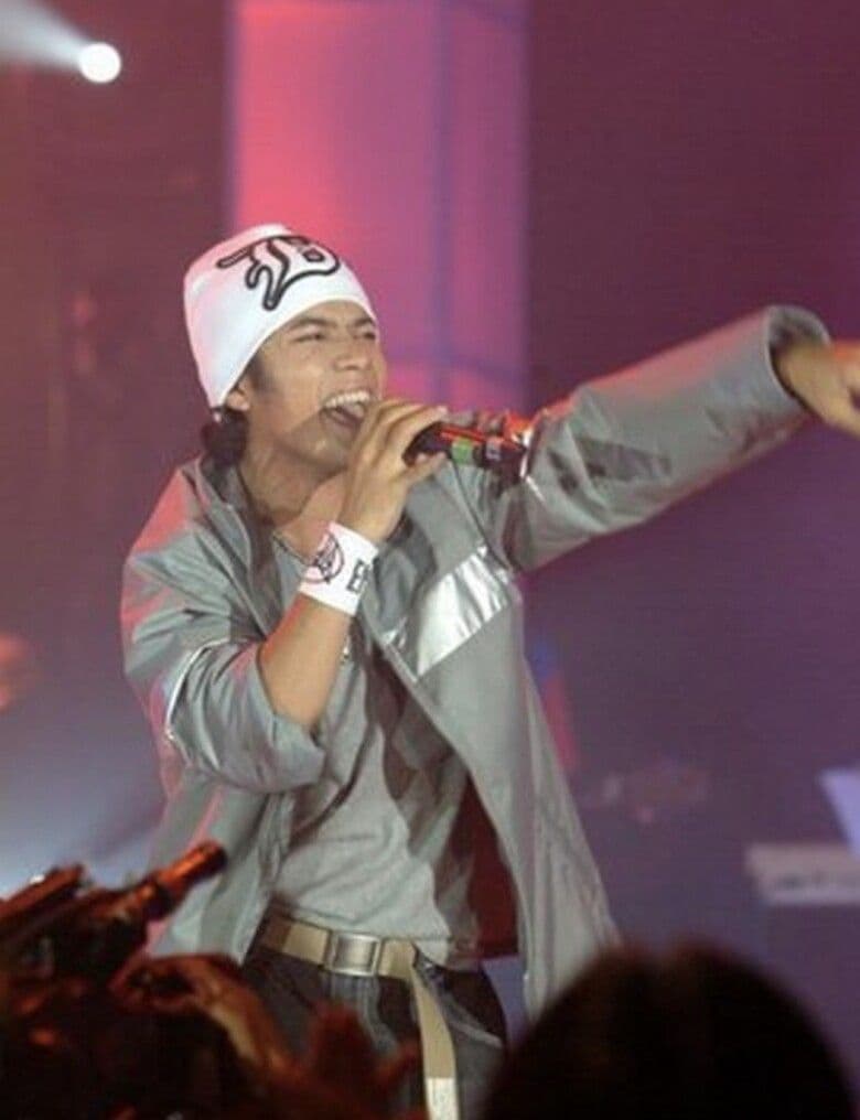 Ca sĩ Kasim Hoàng Vũ biểu diễn đầy năng lượng trên sân khấu, thể hiện tinh thần nhạc rock mà mẹ Bích Phương đã truyền dạy.