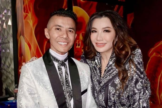 Ca sĩ Kasim Hoàng Vũ bên đồng nghiệp Trizzie Phương Trinh tại đêm nhạc ở Mỹ