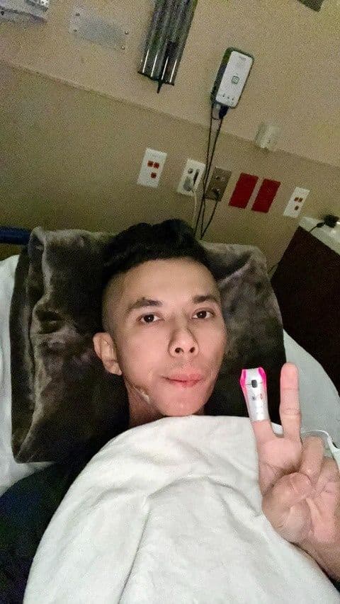 Ca sĩ Kasim Hoàng Vũ nằm trên giường bệnh, gương mặt gầy gò nhưng vẫn lạc quan