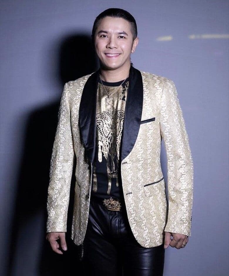 Ca sĩ Kasim Hoàng Vũ tươi tắn trong trang phục biểu diễn, tượng trưng cho di sản âm nhạc và tình yêu mà mẹ Bích Phương đã vun đắp.