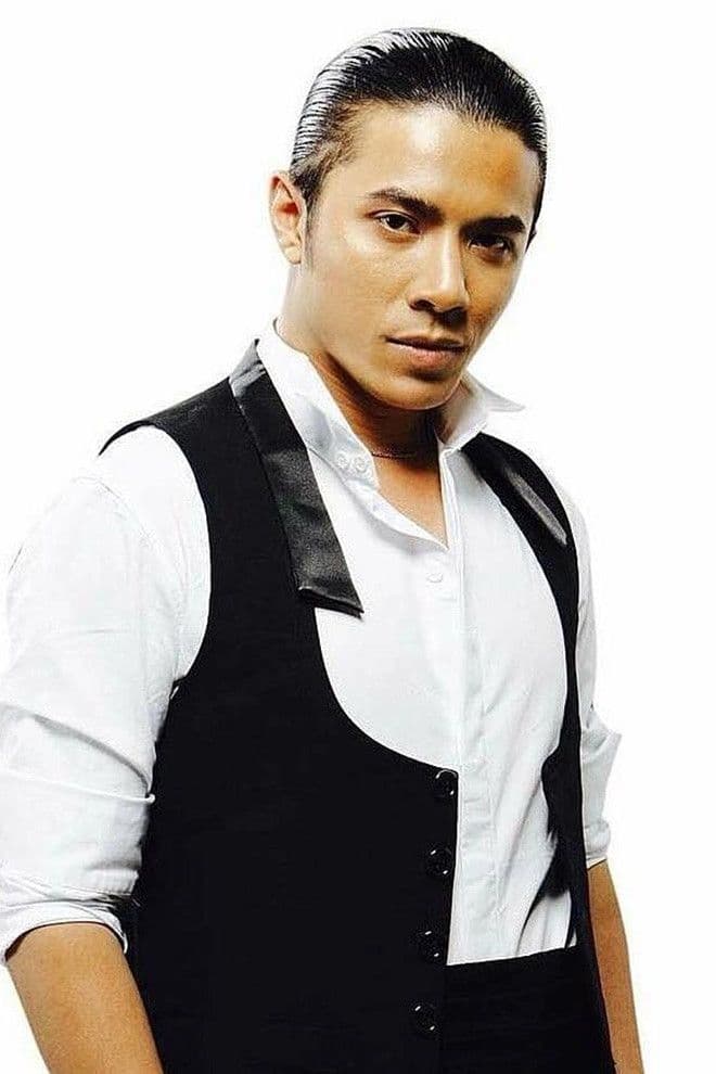 Ca sĩ Kasim Hoàng Vũ với vẻ ngoài phong độ, đại diện cho hình ảnh người đàn ông của rock Việt.