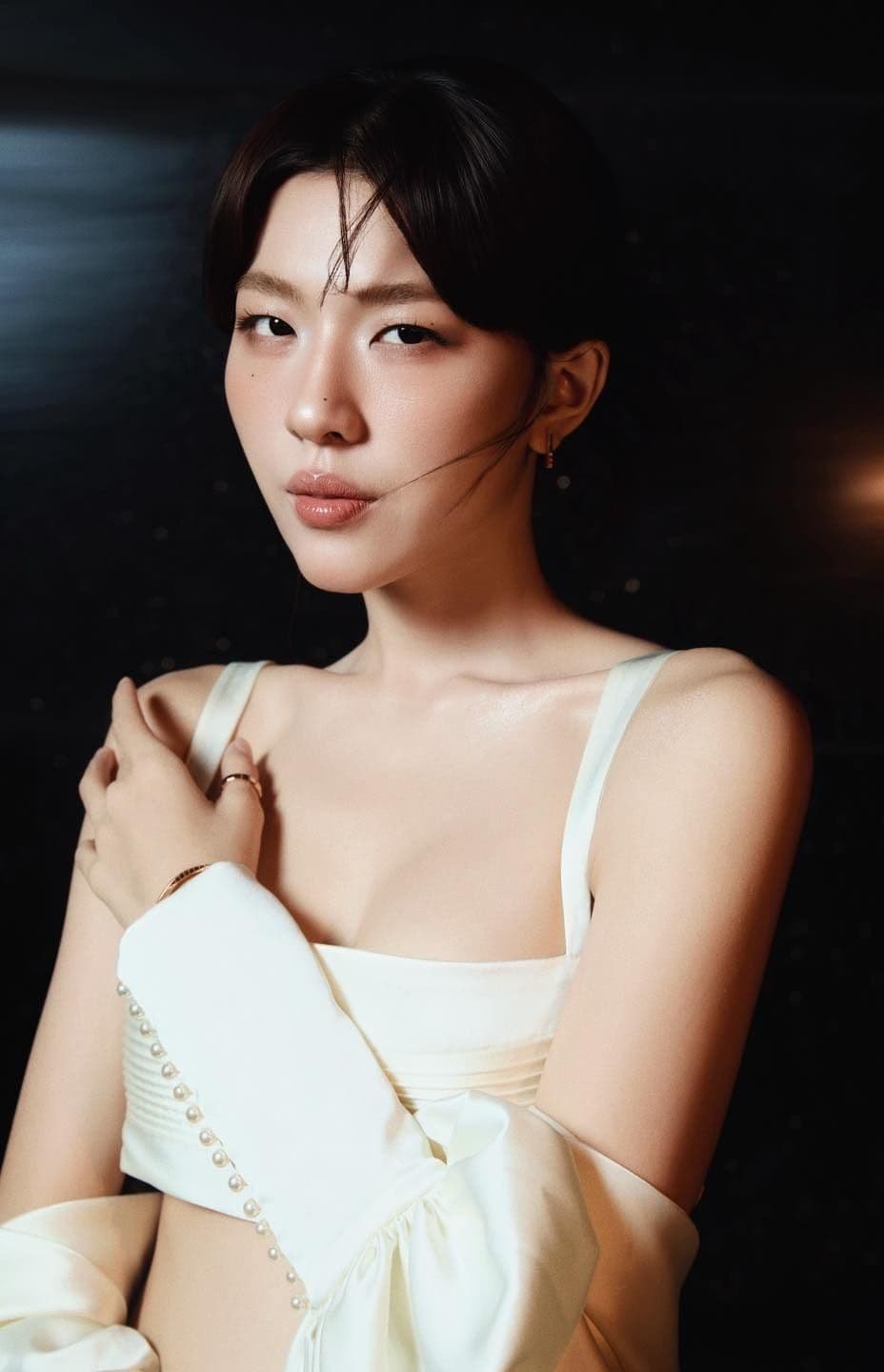 Ca sĩ Lamoon với vẻ mặt nghiêm nghị, đại diện cho những người nổi tiếng đối mặt với bão tin đồn trên mạng xã hội.