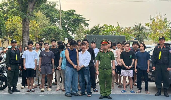 Ca sĩ Long Nhật, Sơn Ngọc Minh và những người khác bị công an bắt giữ vì liên quan đến ma túy.