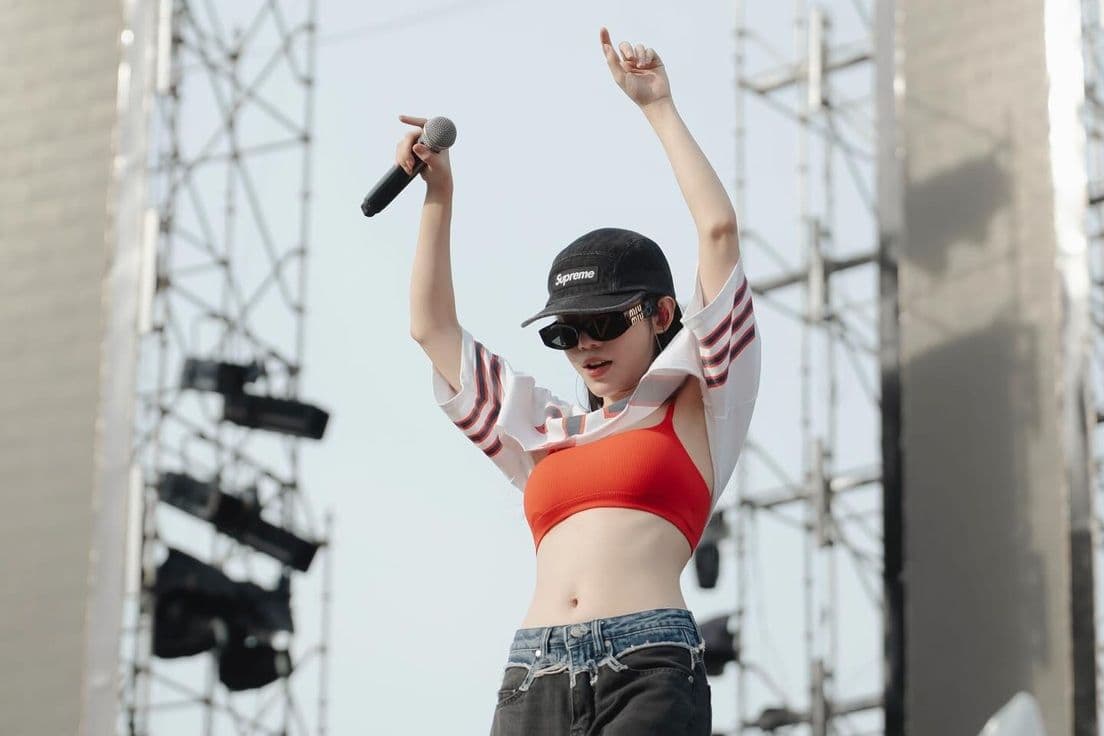 Ca sĩ LyLy biểu diễn trên sân khấu, khoe vòng eo thon gọn, thể hiện bản lĩnh nghệ sĩ.