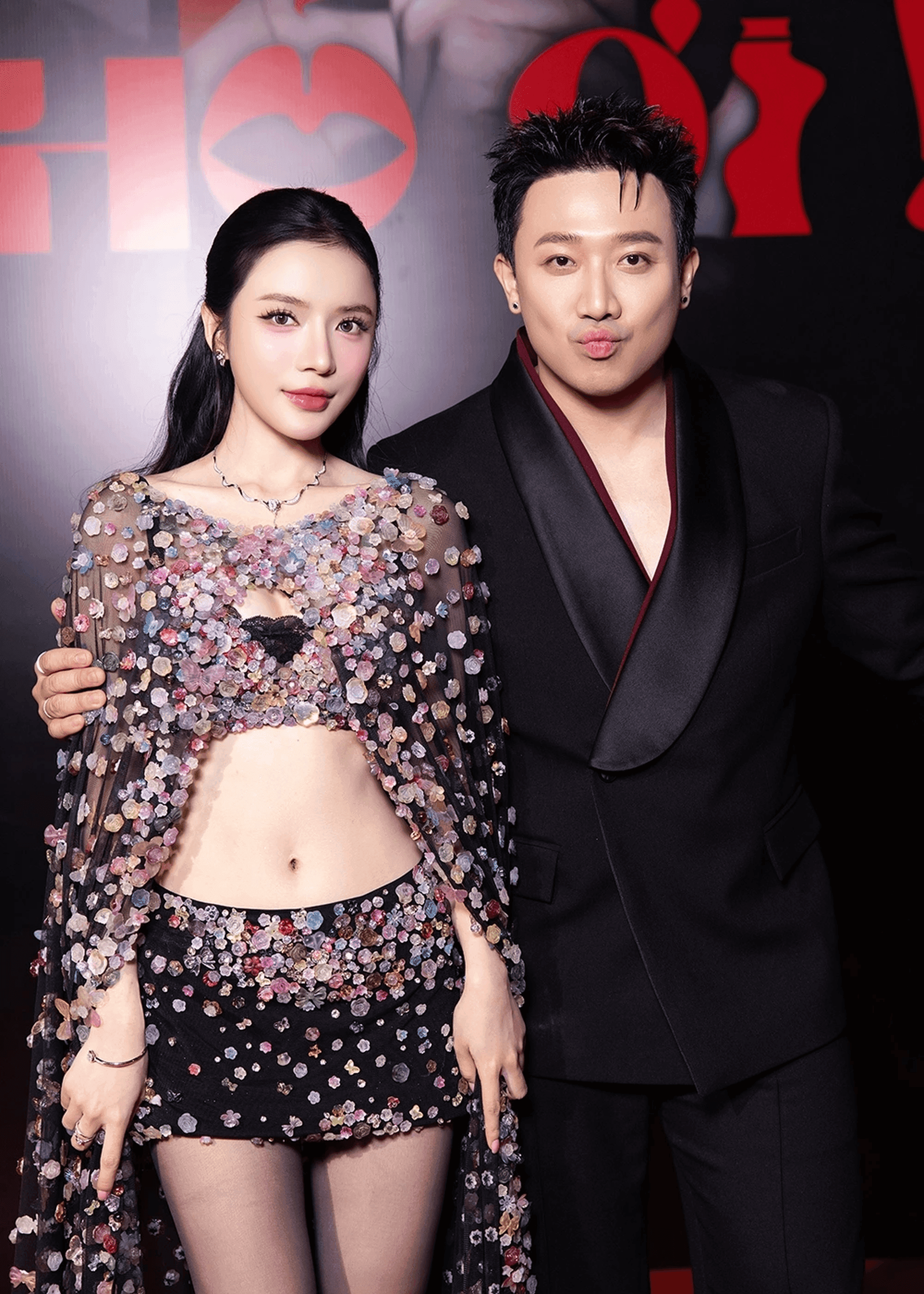 Ca sĩ LyLy và đạo diễn Trấn Thành tại sự kiện, thể hiện sự hợp tác nghiêm túc trong dự án phim.