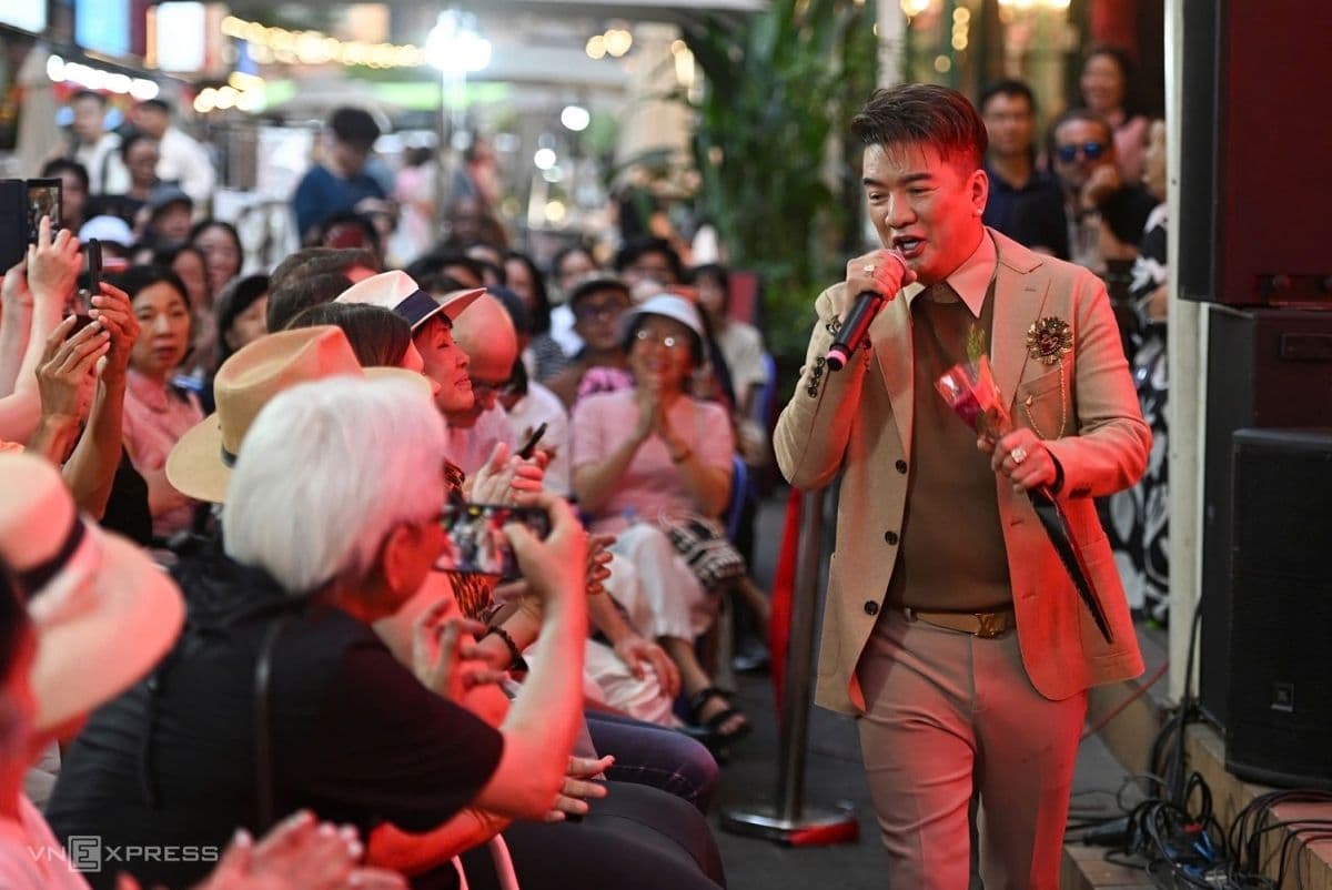 Ca sĩ Đàm Vĩnh Hưng giao lưu cùng khán giả trong một đêm nhạc Trịnh Công Sơn, thể hiện sự kết nối giữa nghệ sĩ và công chúng.