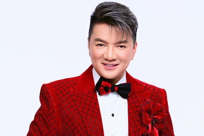 Ca sĩ Đàm Vĩnh Hưng trong bộ vest đỏ, thể hiện bản lĩnh và bản ngã nghệ sĩ bền bỉ.