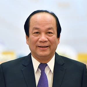 Ca sĩ Mai Tiến Dũng, một nghệ sĩ tham gia chương trình "Ca sĩ mặt nạ", đại diện cho thực tại sân khấu hiện đại.