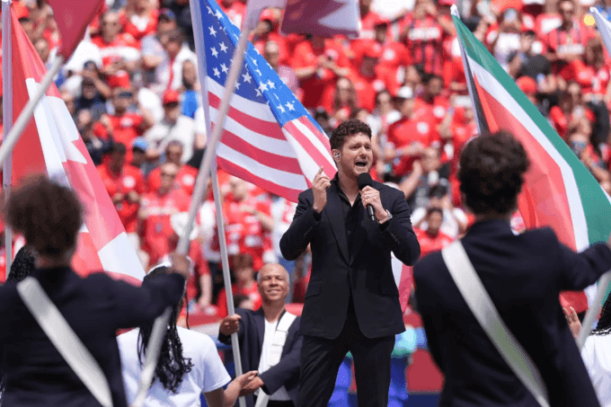 Ca sĩ Michael Buble biểu diễn tại lễ khai mạc World Cup 2026 ở Canada, thể hiện không khí lễ hội và cảm xúc bóng đá.