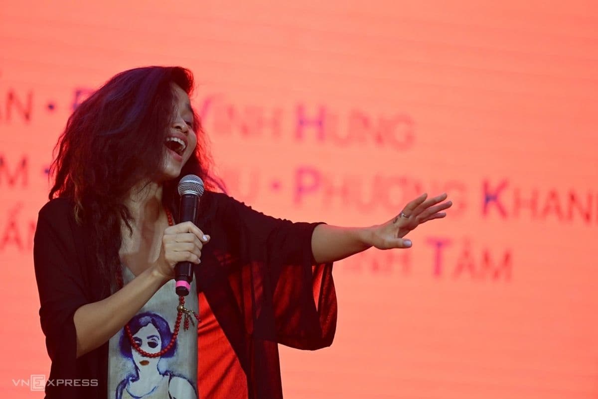 Ca sĩ Đồng Lan biểu diễn nhạc Trịnh với phong cách hiện đại, thể hiện sự tiếp nối của thế hệ mới.