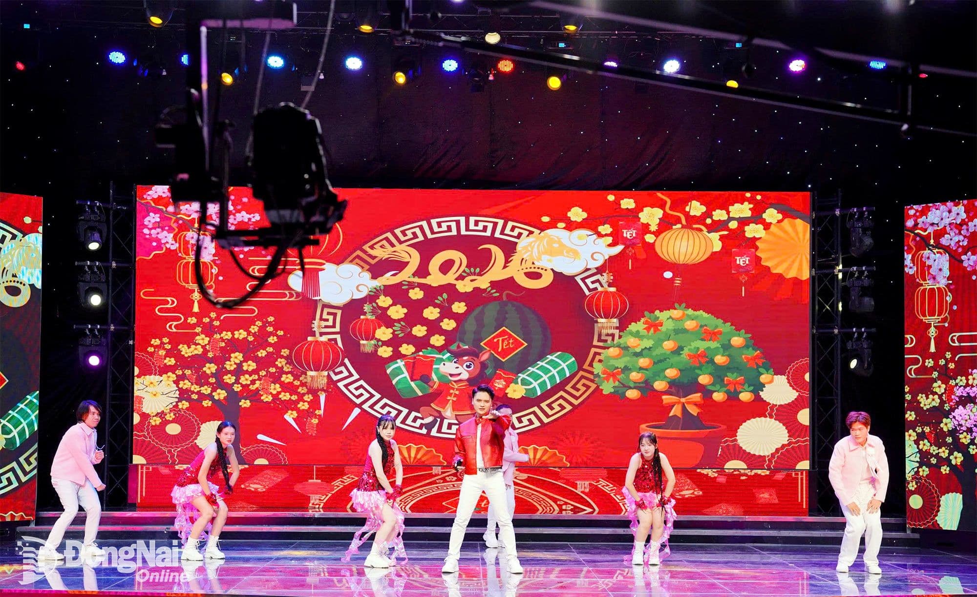 Ca sĩ Ngọc Sang biểu diễn ca khúc chủ đề "Xuân yêu thương" tại chương trình Nhịp điệu Vpop