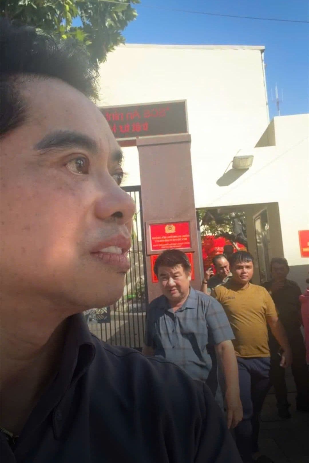 Ca sĩ Ngọc Sơn đứng trước trụ sở công an để trình báo và minh oan.