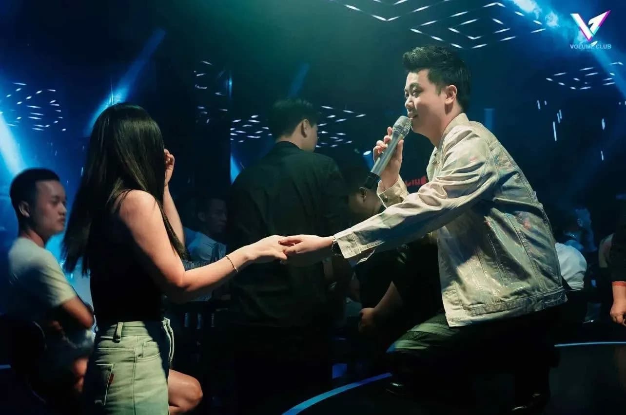 Ca sĩ Đình Dũng giao lưu với khán giả tại một quán bar, nơi anh thông báo tạm dừng biểu diễn.