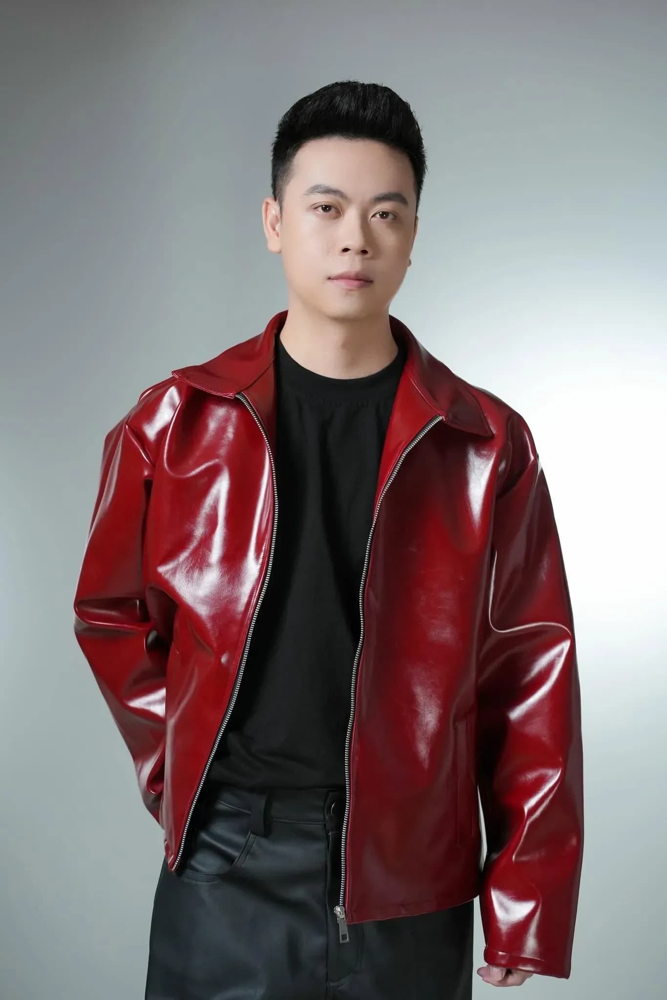Ca sĩ Đình Dũng trong trang phục áo khoác da đỏ, thể hiện sự trưởng thành và quyết định quan trọng trong sự nghiệp.