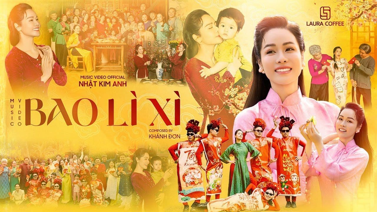 Ca sĩ Nhật Kim Anh trong MV 'Bao Lì Xì' với hình ảnh gia đình đoàn viên và logo thương hiệu Laura Coffee, minh họa sự hợp tác giữa nghệ sĩ và nhãn hàng trong sản xuất nhạc Tết.