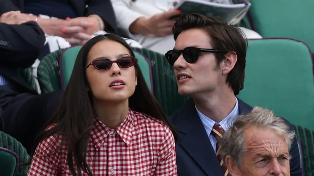 Ca sĩ Olivia Rodrigo và bạn trai Louis Partridge tại Wimbledon