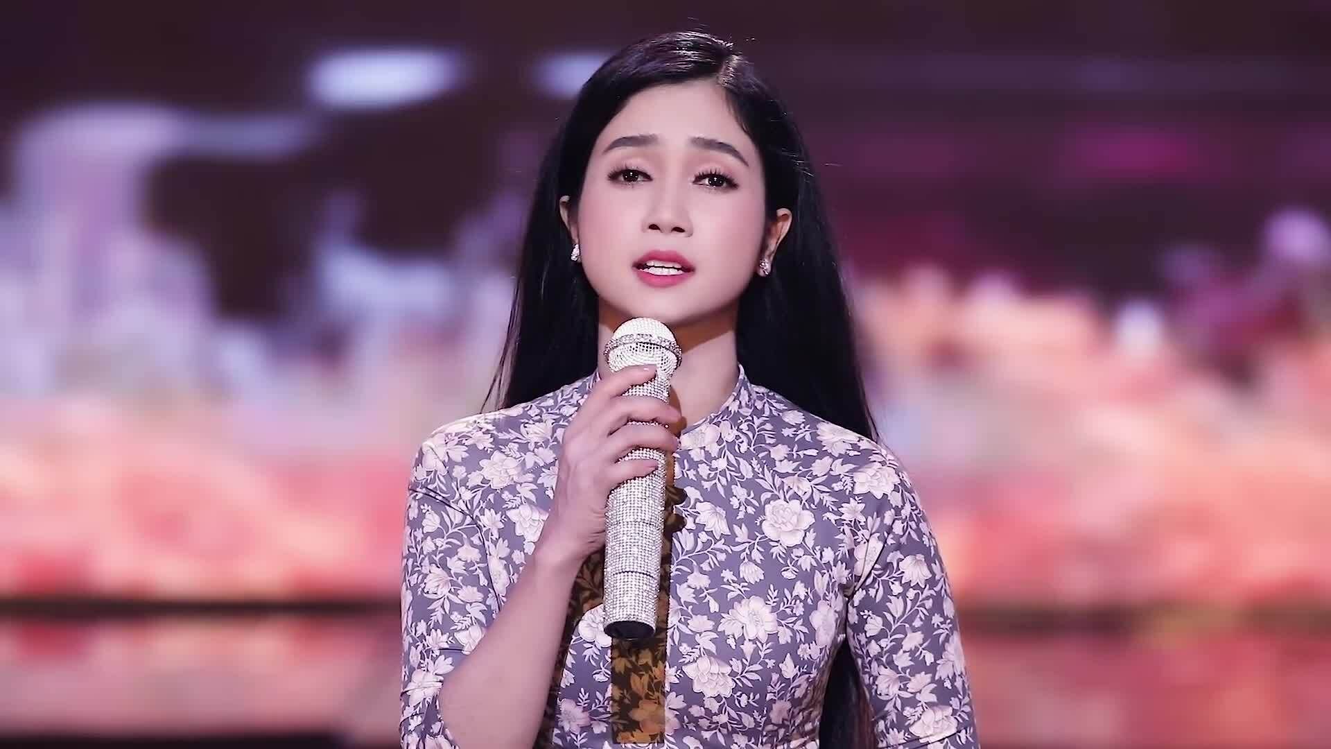 Ca sĩ Phương Anh biểu diễn ca khúc "Chiều sân ga", minh chứng cho sức sống vượt thời gian của âm nhạc Sông Trà.