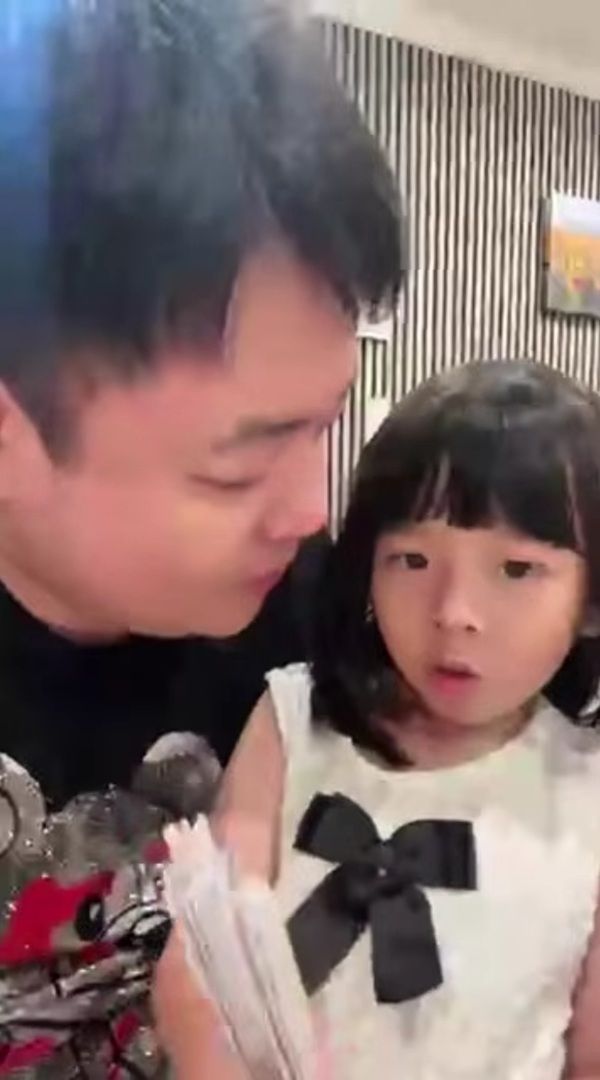 Ca sĩ Quang Lê vui vẻ bên cháu gái, thể hiện niềm hạnh phúc với đại gia đình